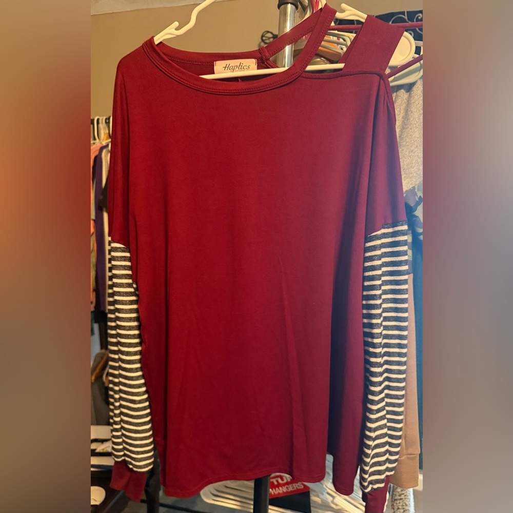 🍷 **Haptics by Holly Harper Burgundy Cutout Shoulder Top – Size S** 🍷